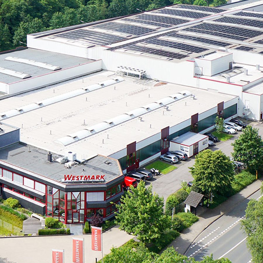 Luftaufnahme des Westmark Werks in Lennestadt-Elspe mit Solaranlage auf dem Dach